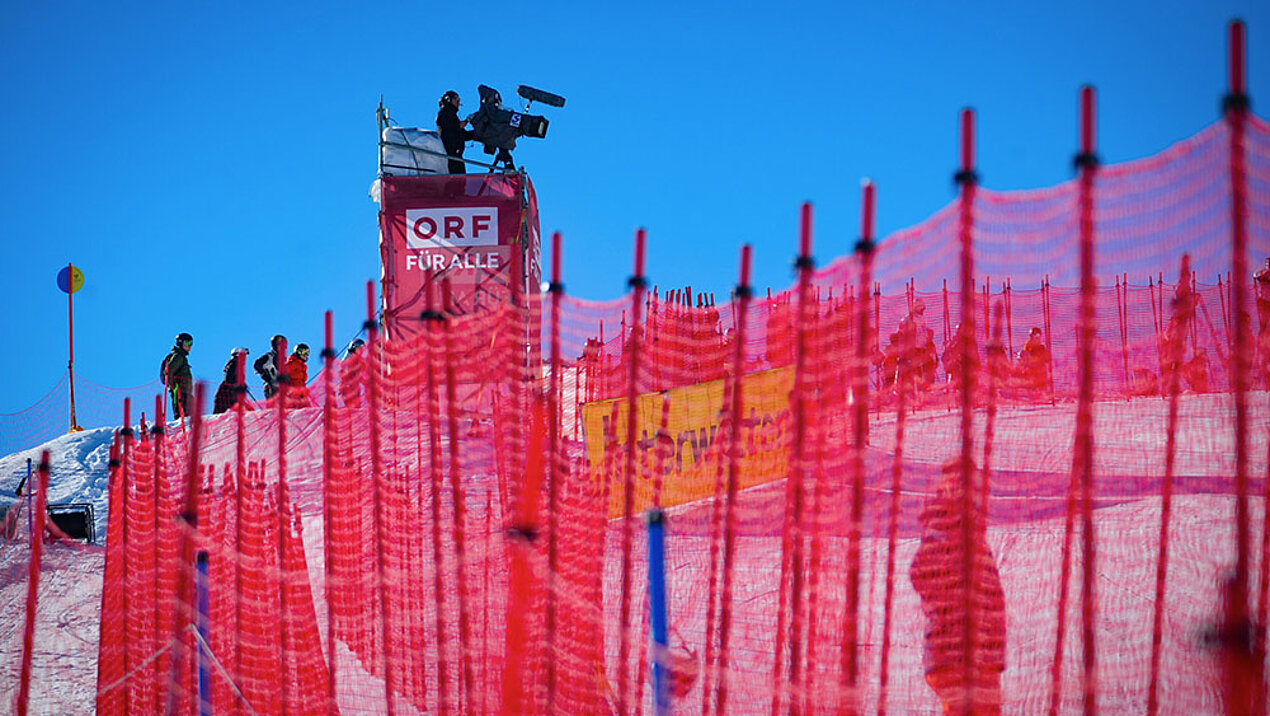 ORS und die Ski-WM: Koordination von 400 TV-Frequenzen sichert professionelle Fernsehbilder in aller Welt TV-Kamera bei Ski-Rennen