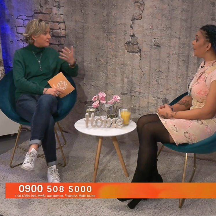 Zwei Menschen im TV-Studio