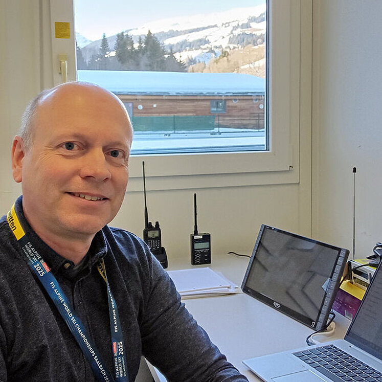 Funktechniker im Büro