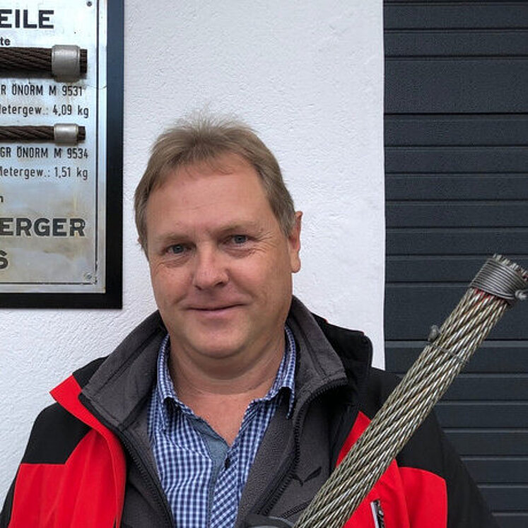 Erhard Oberneder mit einem Stück Tragseil