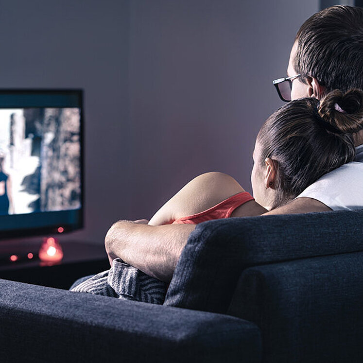 Paar beim Fernsehen