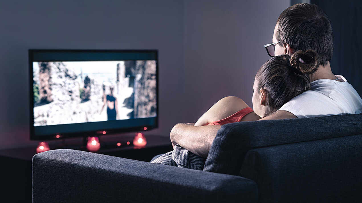 simpliTV: Ausfallsicheres Fernsehen ohne Kapazitätsgrenzen Paar beim Fernsehen