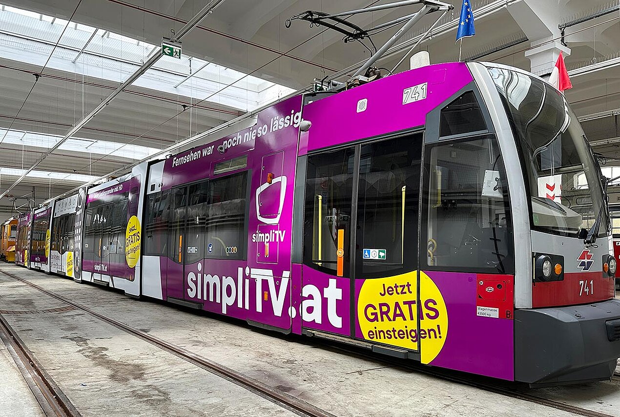 simpliTV tourt mit gebrandeter Straßenbahn quer durch Wien Straßenbahn