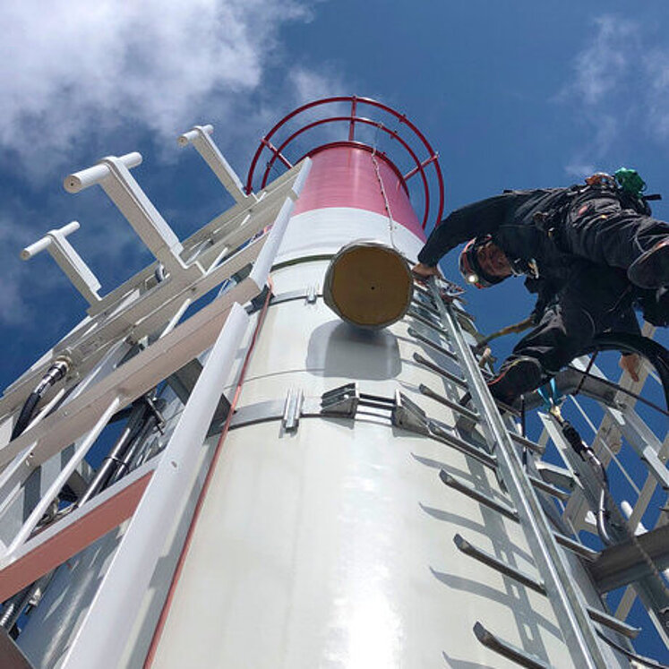 Techniker klettert auf Sendemast
