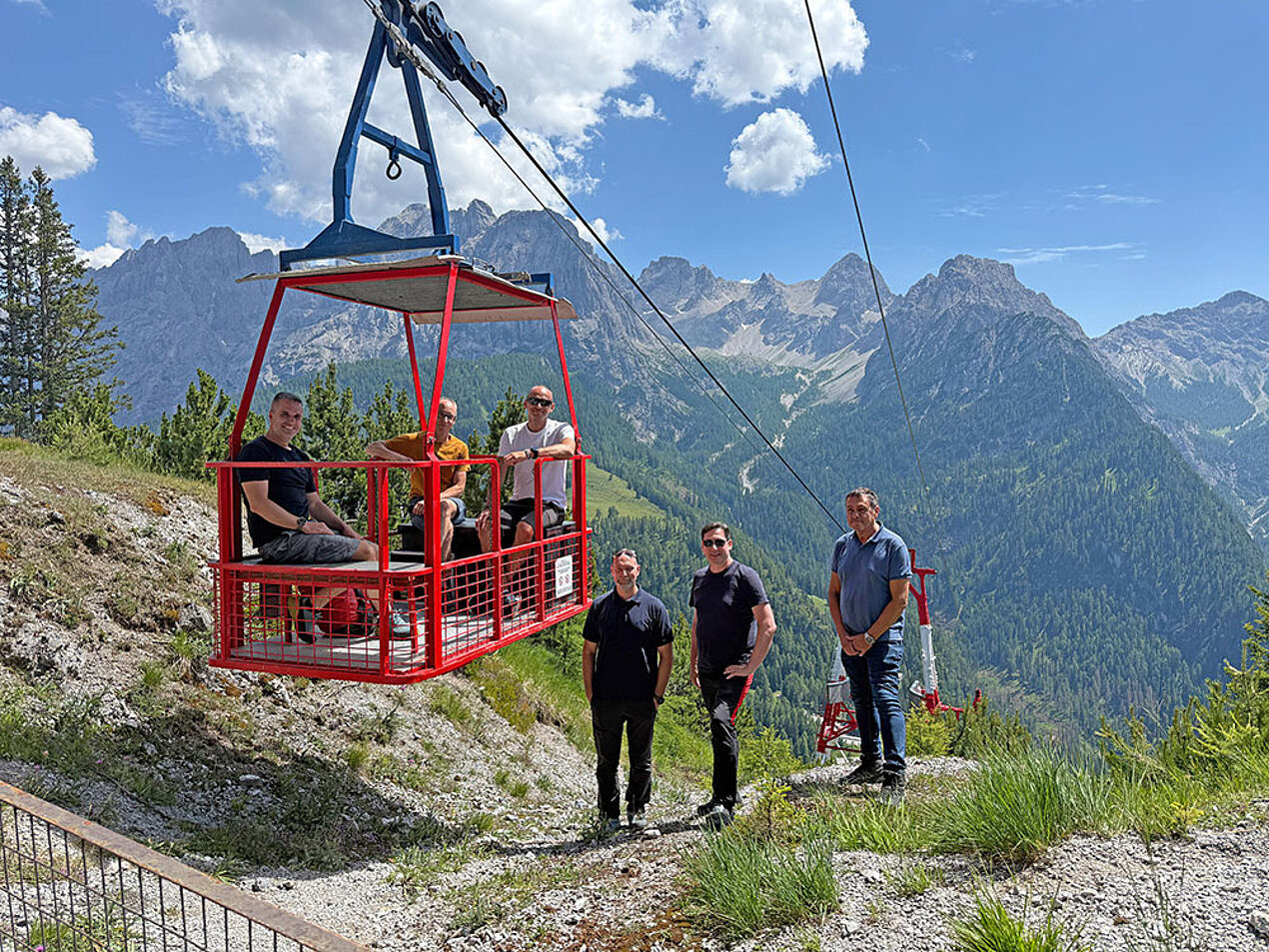 Seilbahn mit Techniker