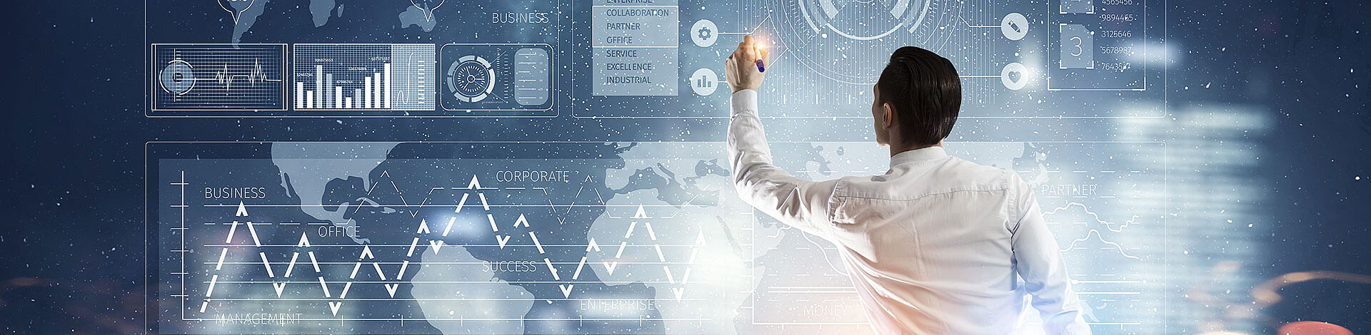 Mann vor digitaler Wand macht Notizen