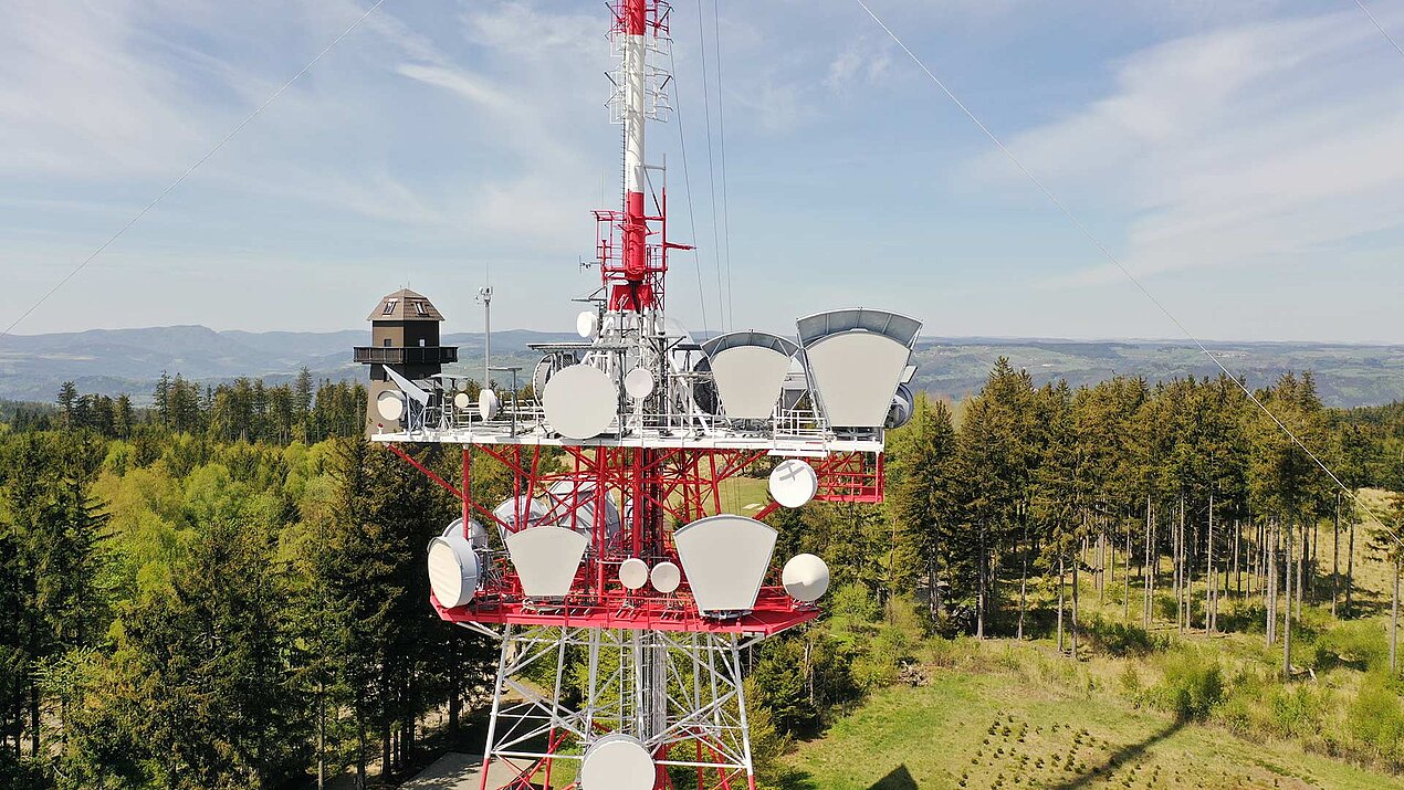 DAB+ Ausbau: Neue ORS-Lizenzen sorgen für Wachstumsschub bei Digitalradiofamilie ORS-Sendemast