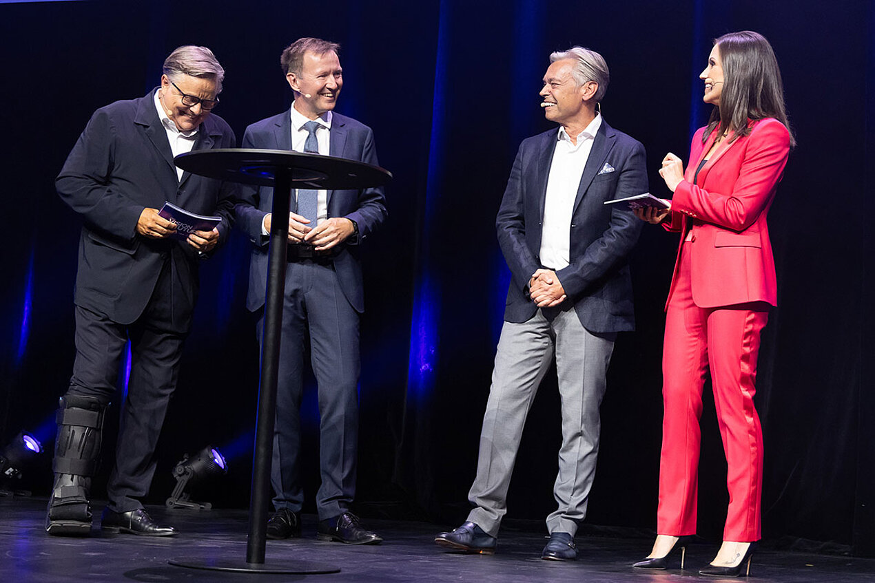 ORS Group feiert 20 Jahre und neue Marke Moderation auf Bühne