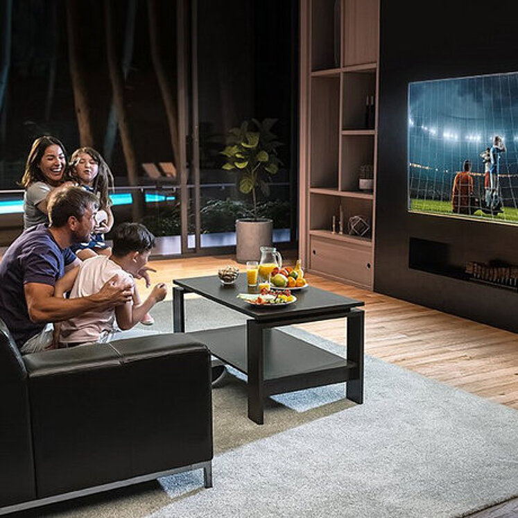 Familie beim Fernsehen