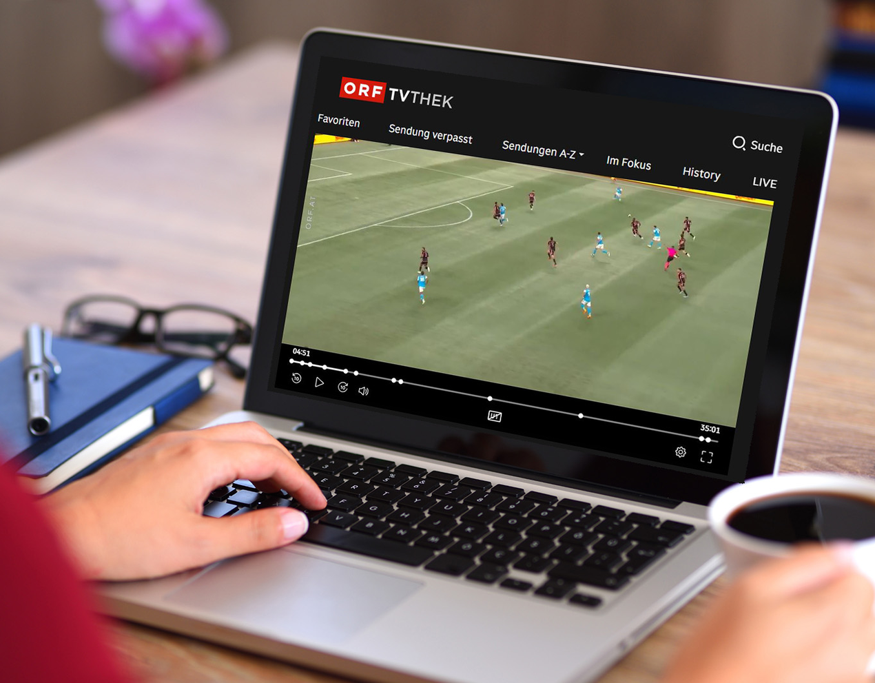 Wie man Content vor illegaler Nutzung schützt Notebook mit Fußball-Stream