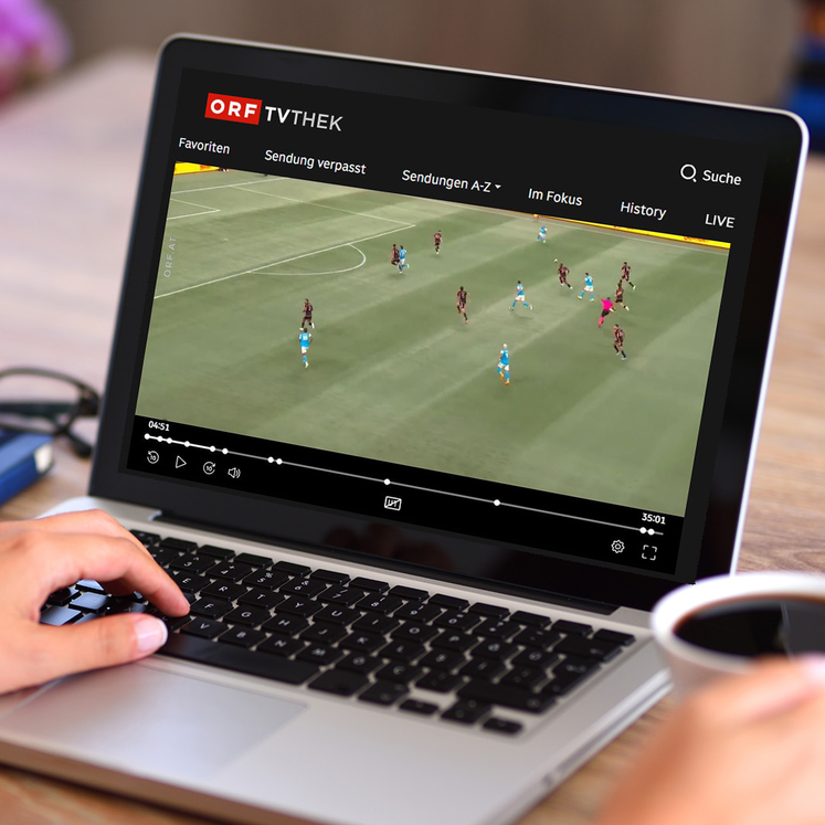 Notebook mit Fußball-Stream