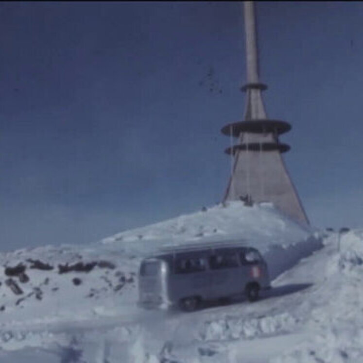 Sendeturm im Schnee mit alten VW Bus