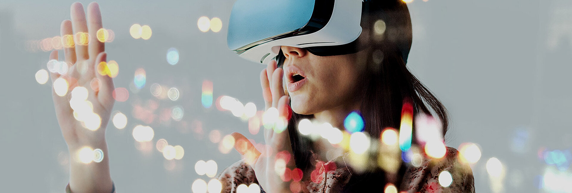 [Translate to English:] Frau mit Virtual Reality Brille