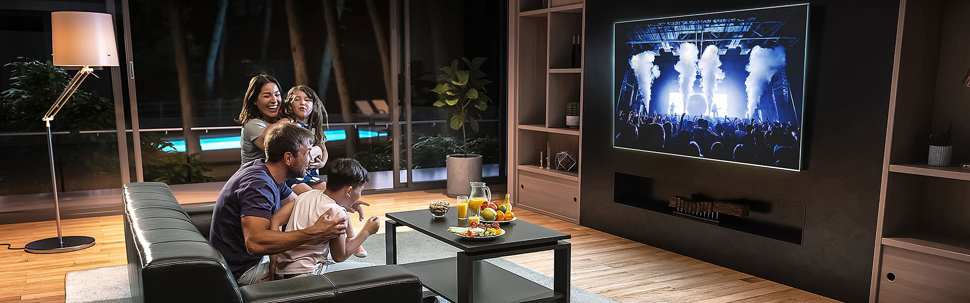Antennenfernsehen in bester HD-Qualität Familie beim Fernsehen