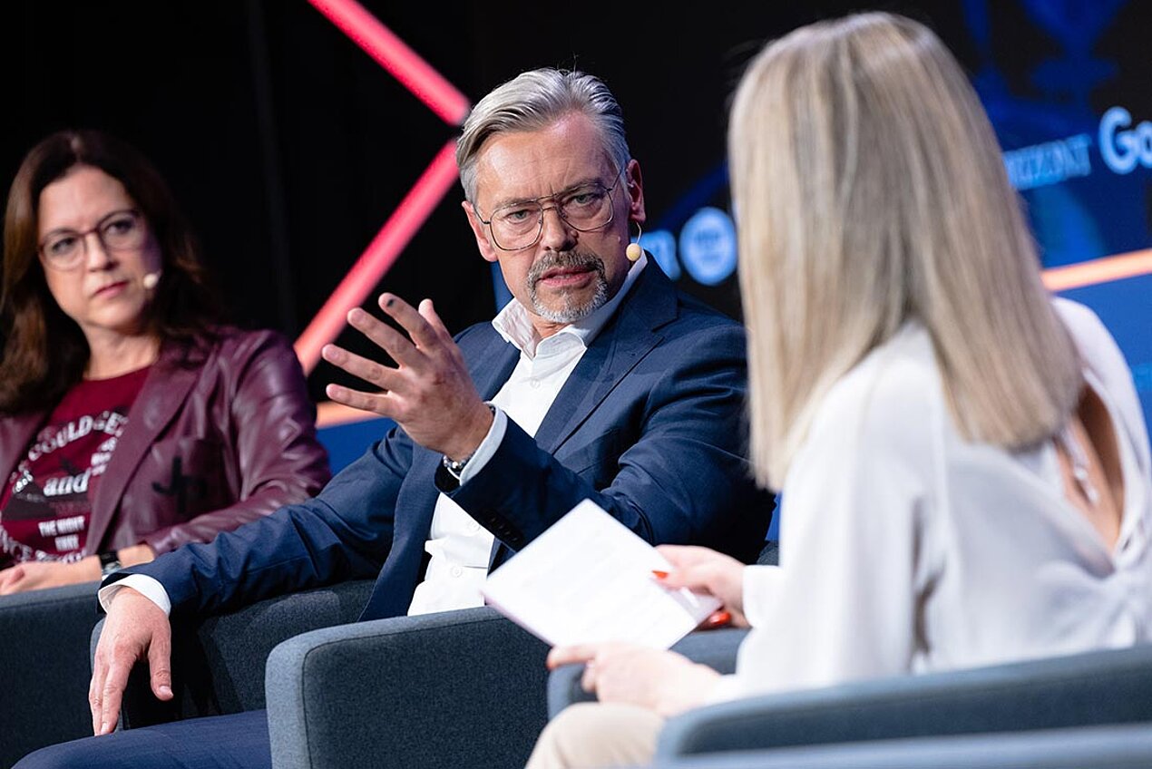 Klare Meinungen zur künftigen Nutzung der Rundfunkfrequenzen Michael Wagenhofer bei Österreichischen Medientagen