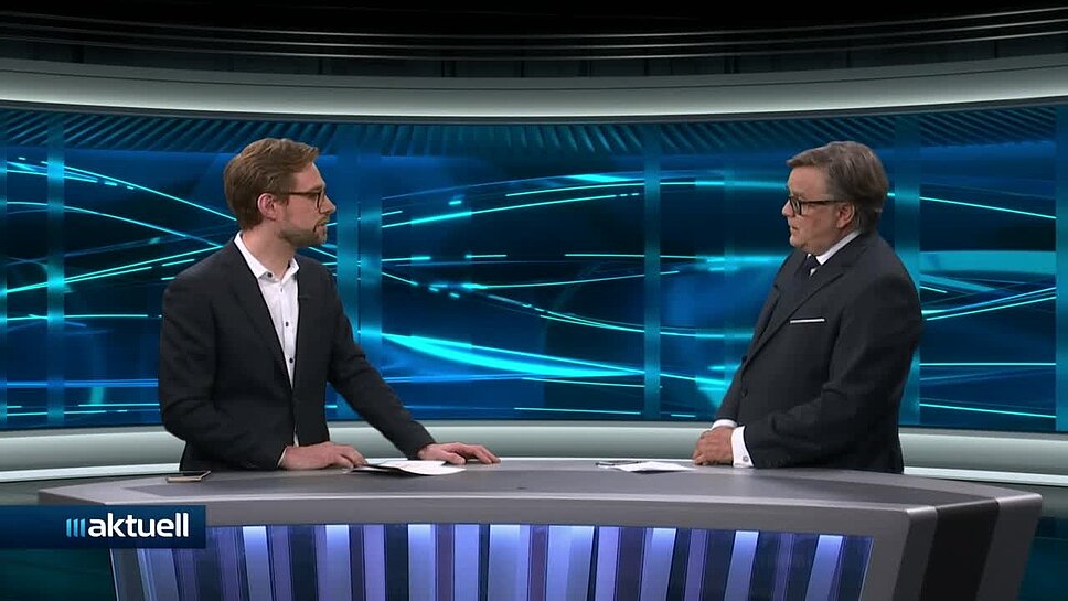 TV-Moderator mit Studio-Gast