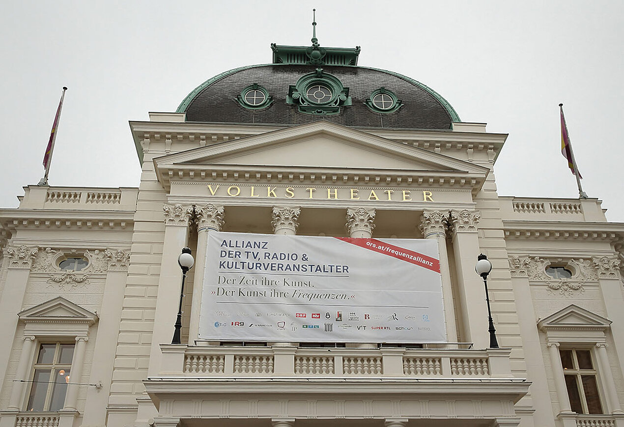 Rundfunk und Kultur kämpfen um ihre Frequenzen Fassade Volkstheater Wien mit Plakat
