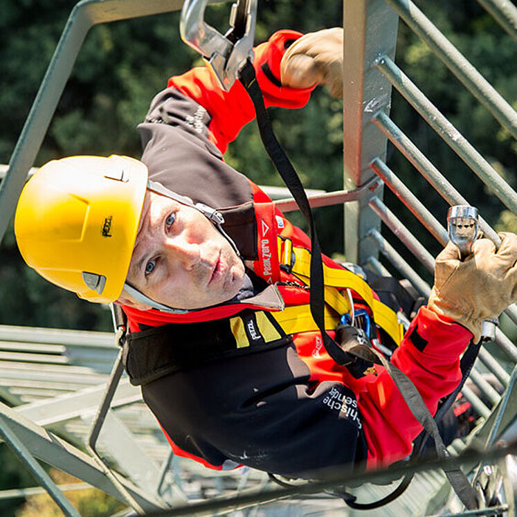 Techniker klettert auf Sendemast