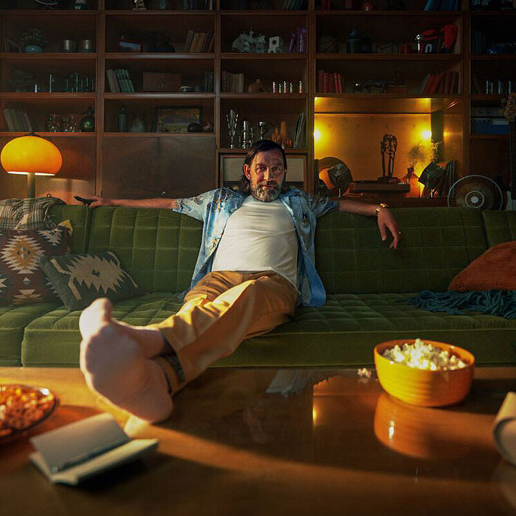 Mann auf Sofa