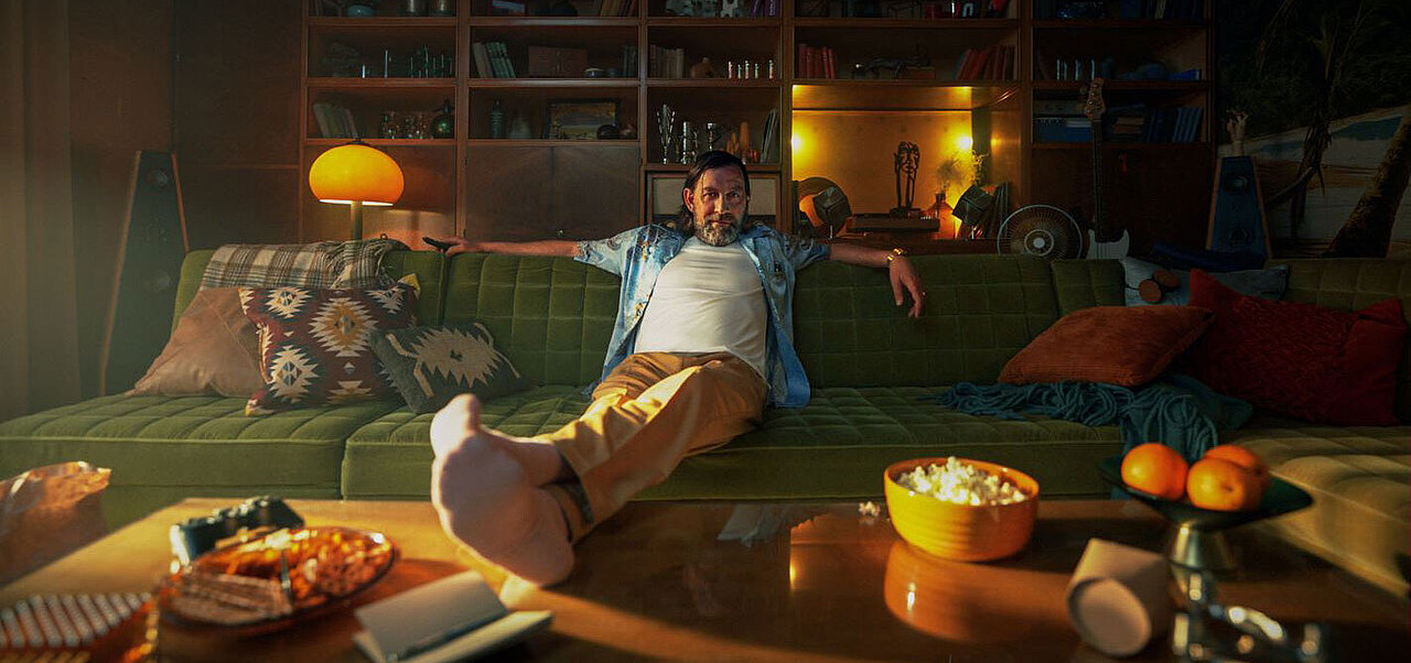 simpliTV: Keep it simpli – Fernsehen war noch nie so lässig Mann auf Sofa