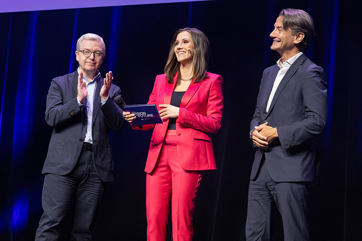 ORS Group feiert 20 Jahre und neue Marke Moderation auf Bühne