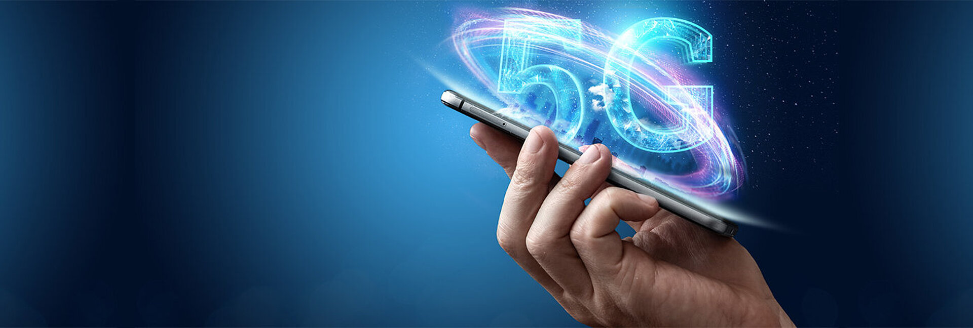 [Translate to English:] Smartphone in Hand mit 5G Logo