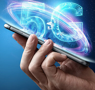 Vorteile von 5G Broadcast Smartphone mit 5G Logo und Hand