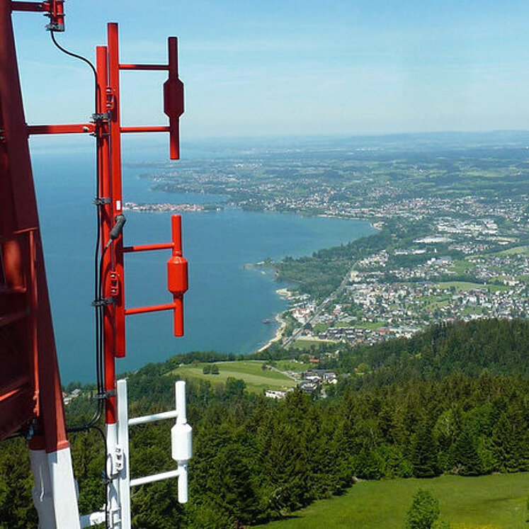 Sendemast mit Blick auf Bodensee