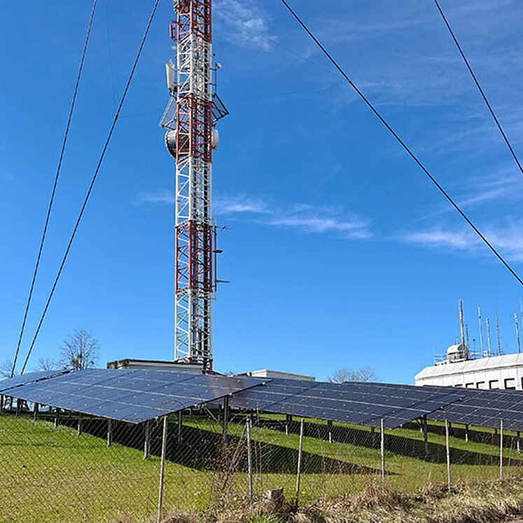 Sendemast mit Photovoltaik-Panele